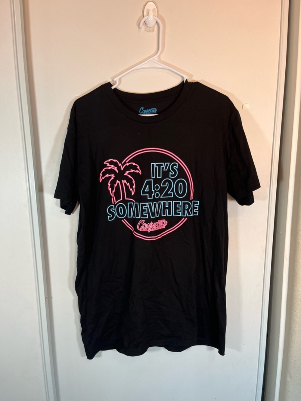 It's‎ 4:20 Somewhere Classic Blacklight Reactive T Shirt Unisex Size L